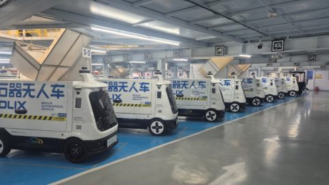 Reihen von autonomen Lieferfahrzeugen der Marke Neolix, die in einer Anlage in Peking geparkt sind